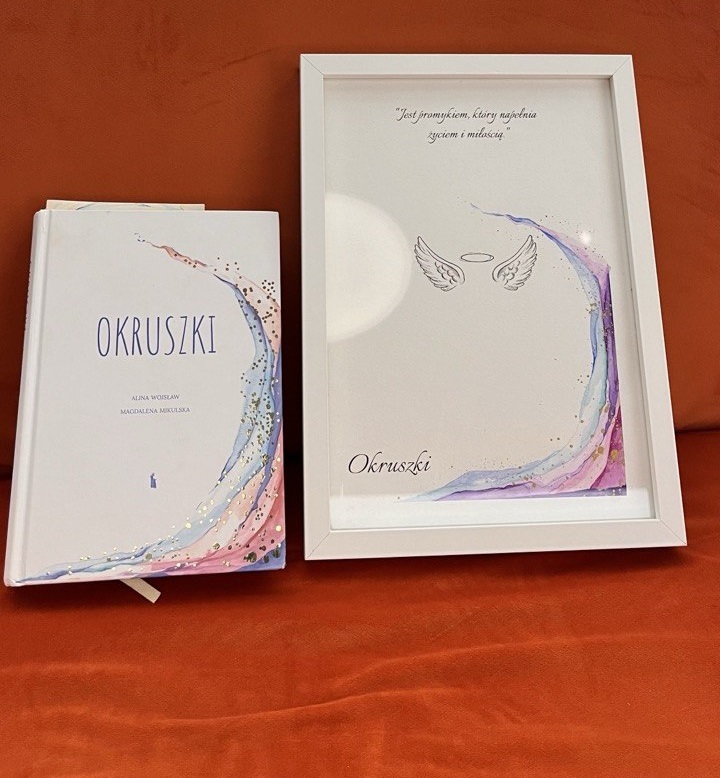 Książka „Okruszki” i oprawiona grafika z cytatem